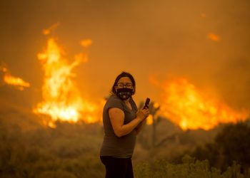 Abandon homes near Los Angeles threaten massive California wildfires