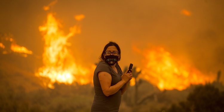 Abandon homes near Los Angeles threaten massive California wildfires