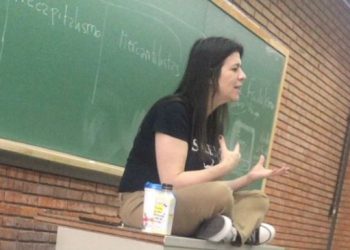 Ignoring Covid-19, A Lecturer Collapsed While Teaching