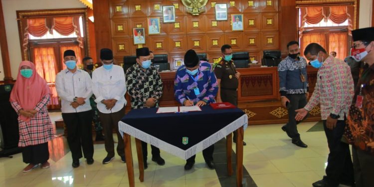 Siak Regent Alfedri Leads the Coordination Meeting of Health Protocol Law Enforcement in Siak Regency in 2020