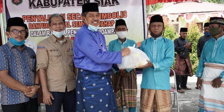 Siak Regency Government Distributes Phase II Basic Food Aid for 33 Thousand Households in Pusako