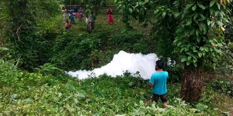Splashy! Mysterious White Foam Leaves Out of the Ground in Sijunjung, This What the Environmental Service Said