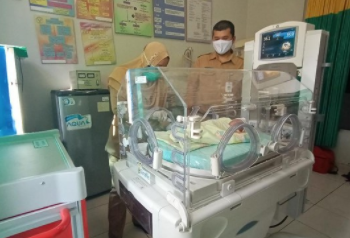 Still Life but Turns into Blue, This 3-Hour Newborn Baby Was Found On The Roadside