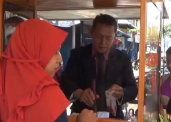 Unique! Attract the Customers, This Meatball Seller Looks like Entrepreneur