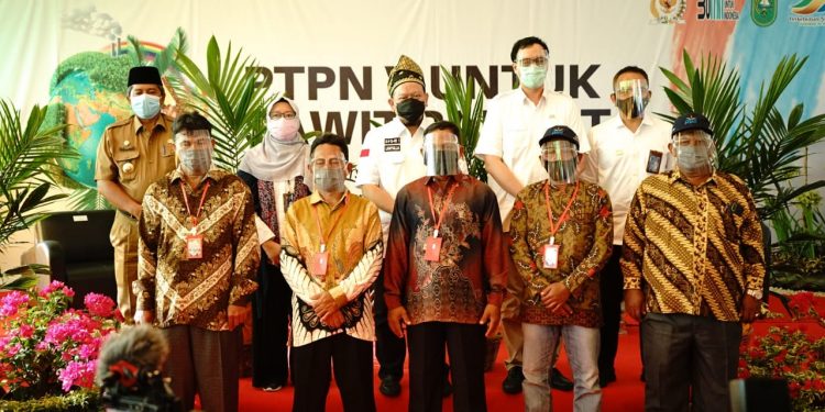 Siak Regent Alfedri Welcomes the Working Visit of the Chairman of the Regional Representative Council of the Republic of Indonesia to Siak Regency