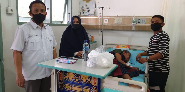 Dani M Nursalam Visiting A Patient From Indragiri Hilir at The Arifin Ahmad Regional General Hospital, Pekanbaru