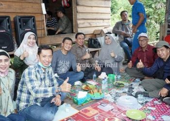 The Regent of Indragiri Hilir Review the Honey Harvest Process in Gaung District