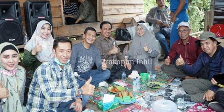 The Regent of Indragiri Hilir Review the Honey Harvest Process in Gaung District