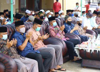 The Regent of Siak, Alfedri Gives Scholarships for   Students of Islamic Boarding Schools