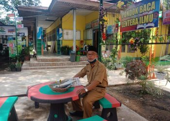 The Regional Library and Archives Service of Indragiri Hilir Make the Program of One Village One Library