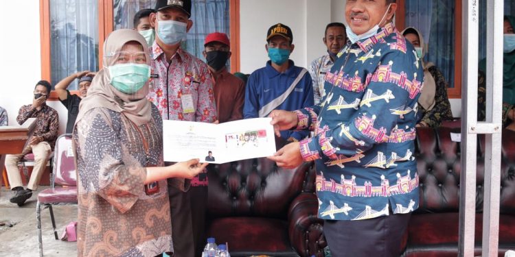 The Regent of Siak Distributes the Education Scholarship from BRI Branch Siak