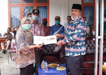 The Regent of Siak, Alfedri Receives New denomination from Bank Indonesia