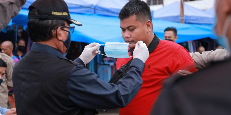 HM Wardan Held the Social Health Protocol by Distributing Masks
