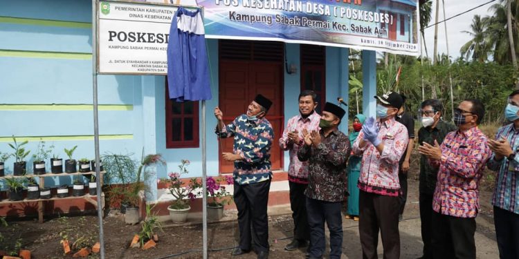 The Regent of Siak Alfedri Inaugurates the Village Health Post Building in Sabak Permai Village