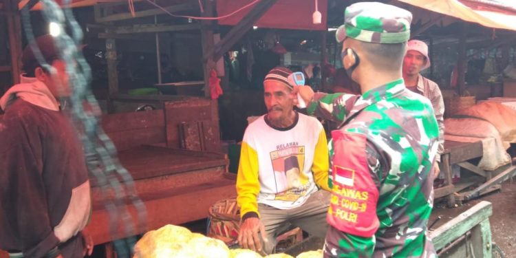 The Task Force For the Acceleration COVID-19 of Indragiri Hilir, Carries Out the Disciplinary Enforcement Patrols in the Floating Market