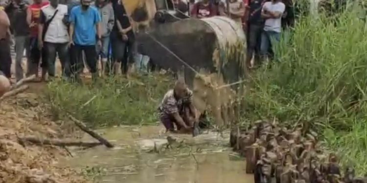A Resident was Killed After Hit by a Heavy Equipment in Indragiri Hilir