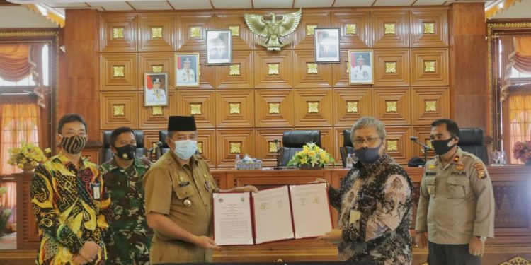 Alfedri Signed the MoU with the Head of the Regional Office of Taxes of Riau