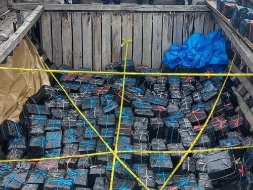 Criminal Investigation Unit of the District Police of Indragiri Hilir Succeed to Thwarted the Smuggle Hundreds of Bottles of Liquor