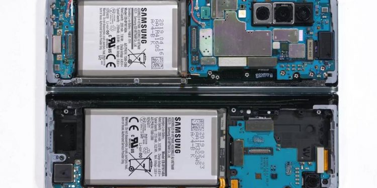 Disassembling Galaxy Z Fold 2 shows the better design and better reproduction capability.