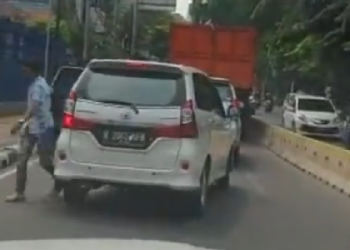 Viral! A Car is Thrown by Stones, A Woman Shouts; ” Sir Help, Please”