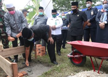 Regent Alfedri Puts the First Stone in the Construction of Santri Darul Hadist Sultan Yahya Study Room, the First Hadist Ponpes in Riau