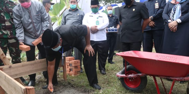 Regent Alfedri Puts the First Stone in the Construction of Santri Darul Hadist Sultan Yahya Study Room, the First Hadist Ponpes in Riau