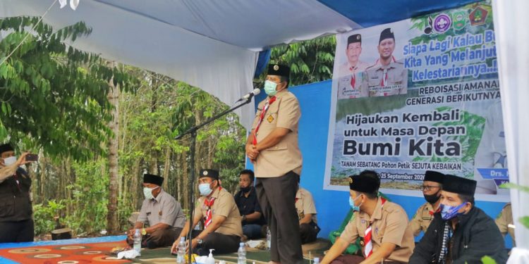 Optimizing the Role of Scouts in Building New Tourism Destinations, Kwarran 03 Minas Carrying Out Active Greening on the Edge of Telago Batin Bungsu Minas