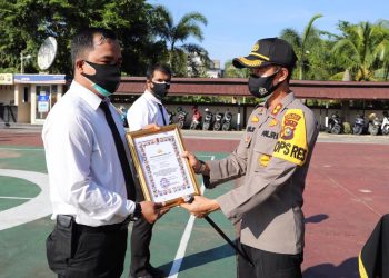 Four Officers of Indragiri Hilir Police Received Awards