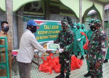 Dandim 0314 of Indragiri Hilir Handed Over Groceries to Residents at Kampung Jawa Street