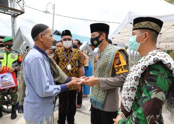 Protecting the Jamaah, Kapolres and Damdim of Indragiri Hilir Distribute Masks