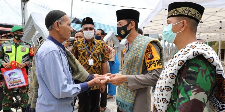 Protecting the Jamaah, Kapolres and Damdim of Indragiri Hilir Distribute Masks