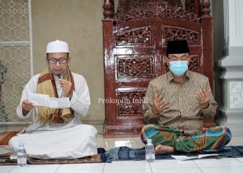 The Regent of Indragiri Hilir Lead the Istiqosah Qubra Event in Kemuning District