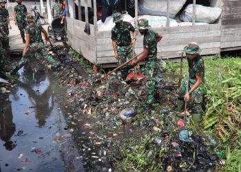 Got Clogged with Trash, Personnel of Indragiri Hilir Works Together With Military Command and Police
