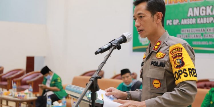 Attending the Basic Leadership Training of GP Ansor, the Chief Police of Indragiri Hilir Delivered Material Related to the Role of the Young Generation