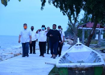 The Acting Regent of Bengkalis Reviewing the Progress of Beach Protection Development in Teluk Rhu Village