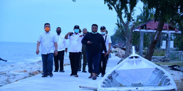 The Acting Regent of Bengkalis Reviewing the Progress of Beach Protection Development in Teluk Rhu Village