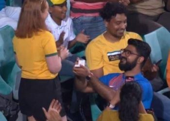 A Man Proposed His Girlfriend in a Battle Between Australia and India, Went Viral on Social Media