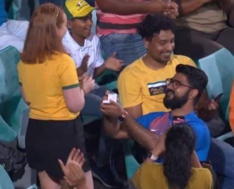 A Man Proposed His Girlfriend in a Battle Between Australia and India, Went Viral on Social Media