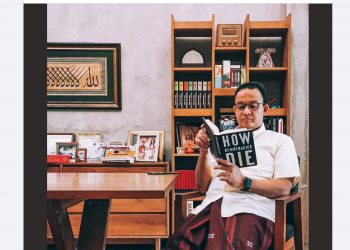 A Photo of Anies Baswedan Reading How Democracies Die Book has Sparked Debate Among Social Media Users