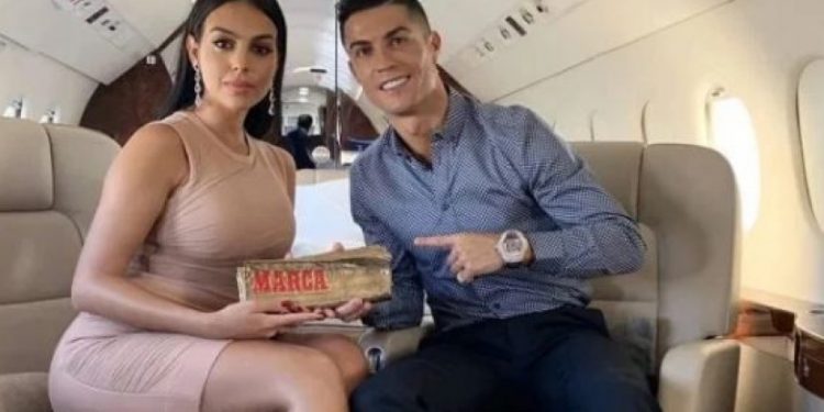 Uses a Private Plane, Ronaldo’s Lover Flies to Madrid to Deliver Christmas Presents