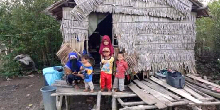 Viral Photo of Poor Man Dies of Snake Bite in Indonesian and Leaving 4 Children