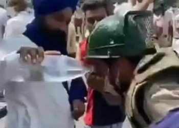 The Story of a Protesting Farmers Who Give Food and Offer Water To Cops Are Winning Hearts