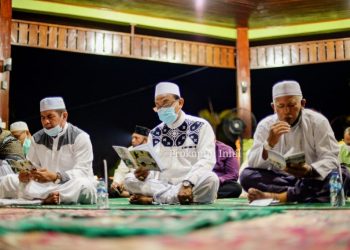 Entering the 3rd Week, the Regent of Indragiri Hilir Holds Istiqosah Qubra at His Official Residence