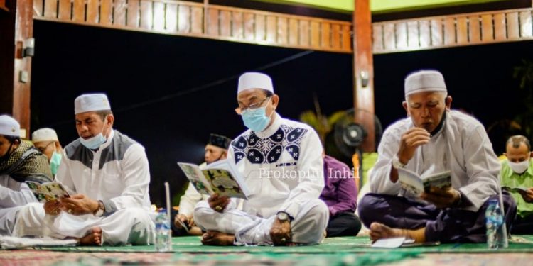 Entering the 3rd Week, the Regent of Indragiri Hilir Holds Istiqosah Qubra at His Official Residence