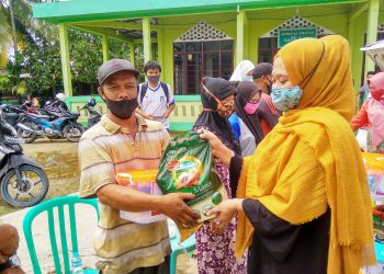 The Head of PLN and the Vioni Brothers Foundation Visit the Fire Victims in Indragiri Hilir Regency