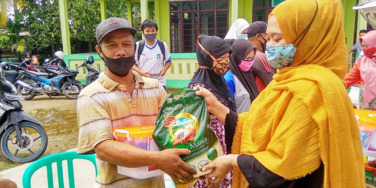 The Head of PLN and the Vioni Brothers Foundation Visit the Fire Victims in Indragiri Hilir Regency