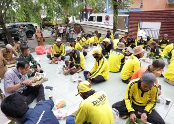 Appreciation of the Cleaning Officer, the Chairperson of Regional House of Representatives, and Dandim 0314 of Indragiri Hilir Giving Gifts and Breakfast Together
