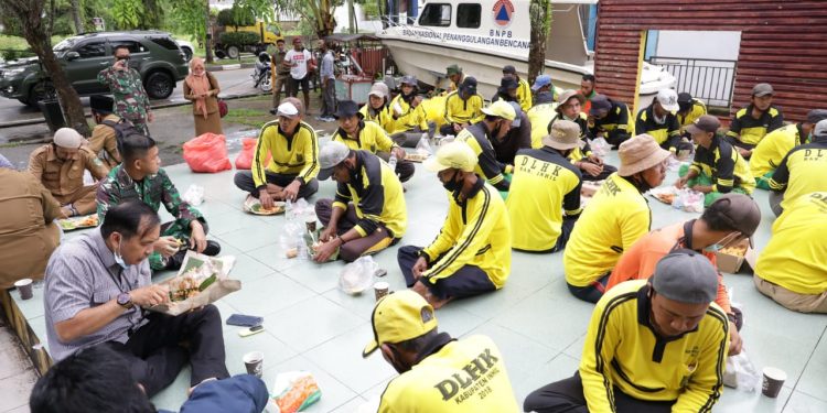 Appreciation of the Cleaning Officer, the Chairperson of Regional House of Representatives, and Dandim 0314 of Indragiri Hilir Giving Gifts and Breakfast Together
