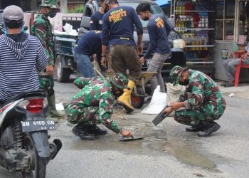 There are Many Potholes, the Personnel from the Indragiri Hilir Military Command Perform Repairs