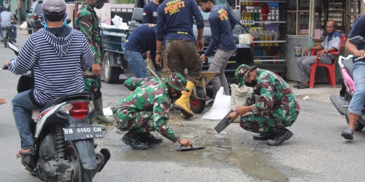 There are Many Potholes, the Personnel from the Indragiri Hilir Military Command Perform Repairs